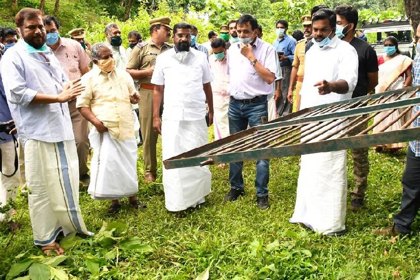  കോന്നി തണ്ണിത്തോട്ടില്‍ ടാപ്പിംഗ് തൊഴിലാളിയായ ബിനീഷ് മാത്യുവിനെ കൊലപ്പെടുത്തിയ കടുവയെ പിടിക്കാന്‍ ഒരുക്കിയ കൂട് വനം വകുപ്പ് മന്ത്രി കെ. രാജുവും എംഎല്‍എമാരായ രാജു ഏബ്രഹാം, കെ.യു. ജനീഷ് കുമാര്‍ എന്നിവര്‍ സന്ദര്‍ശിക്കുന്നു.