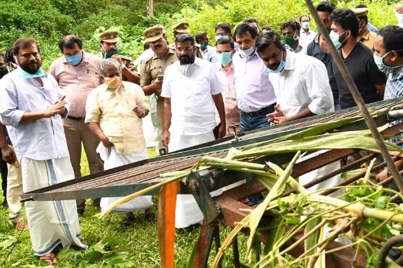  കോന്നി തണ്ണിത്തോട്ടില്‍ ടാപ്പിംഗ് തൊഴിലാളിയായ ബിനീഷ് മാത്യുവിനെ കൊലപ്പെടുത്തിയ കടുവയെ പിടിക്കാന്‍ ഒരുക്കിയ കൂട് വനം വകുപ്പ് മന്ത്രി കെ. രാജുവും എംഎല്‍എമാരായ രാജു ഏബ്രഹാം, കെ.യു. ജനീഷ് കുമാര്‍ എന്നിവര്‍ സന്ദര്‍ശിക്കുന