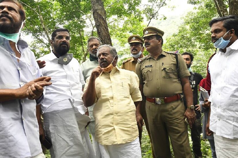  ബിനീഷിനെ കടുവ അക്രമിച്ച് കൊലപ്പെടുത്തിയതോടു കൂടി കുടുംബത്തിന് ജീവിക്കാന്‍ നിര്‍വാഹമില്ലാത്ത അവസ്ഥയാണ്. ഈ സാഹചര്യത്തില്‍ ഭാര്യയ്ക്ക് ജോലി നല്‍കണമെന്ന് എംഎല്‍എ മന്ത്രിയോട് അഭ്യര്‍ഥിച്ചു.