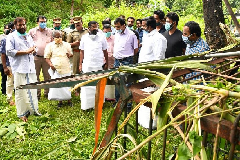  കോന്നി തണ്ണിത്തോട്ടില്‍ ടാപ്പിംഗ് തൊഴിലാളിയായ ബിനീഷ് മാത്യുവിനെ കൊലപ്പെടുത്തിയ കടുവയെ പിടിക്കാന്‍ ഒരുക്കിയ കൂട് വനം വകുപ്പ് മന്ത്രി കെ. രാജുവും എംഎല്‍എമാരായ രാജു ഏബ്രഹാം, കെ.യു. ജനീഷ് കുമാര്‍ എന്നിവര്‍ സന്ദര്‍ശിക്കുന്നു.