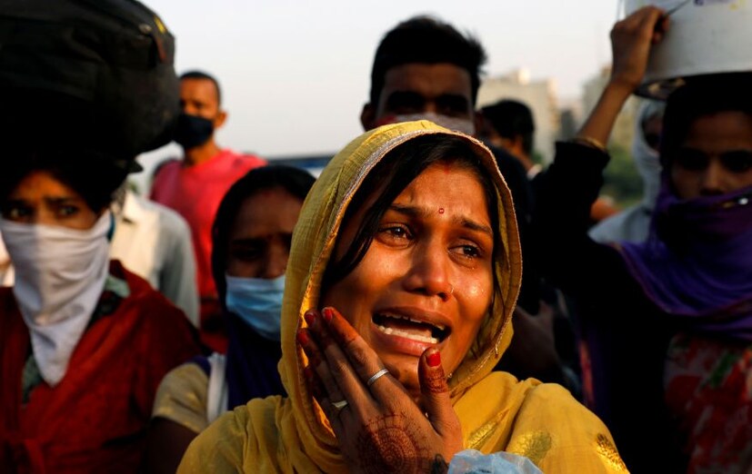  നാട്ടിലേക്ക് മടങ്ങുന്നത് പൊലീസി തടഞ്ഞതിനെ തുടർന്ന് കരയുന്ന സ്ത്രീ(ചിത്രം: റോയിറ്റേഴ്സ്)