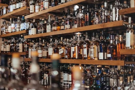 Liquor Sale | ബാറുകളിലൂടെ 'കുപ്പി' വിൽക്കുമ്പോൾ: വരുമാന നഷ്ടം ഉണ്ടാകുമോ? Liquor Sale | ബാറുകളിലൂടെ 'കുപ്പി' വിൽക്കുമ്പോൾ: വരുമാന നഷ്ടം ഉണ്ടാകുമോ?