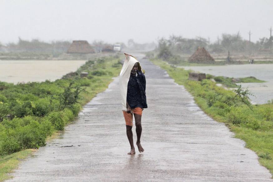  ബംഗാളിലും ഒഡീഷയിലും ഉംഫുൻ ചുഴലിക്കാറ്റ് കനത്ത നാശം വിതയ്ക്കുകയാണ്. ബംഗാളിൽ കനത്ത മഴയും കാറ്റും തുടരുകയാണ്. മിക്ക ഇടത്തും വാർത്ത‍ വിനിമയ ബന്ധങ്ങൾ താറുമാറായിട്ടുണ്ട്.