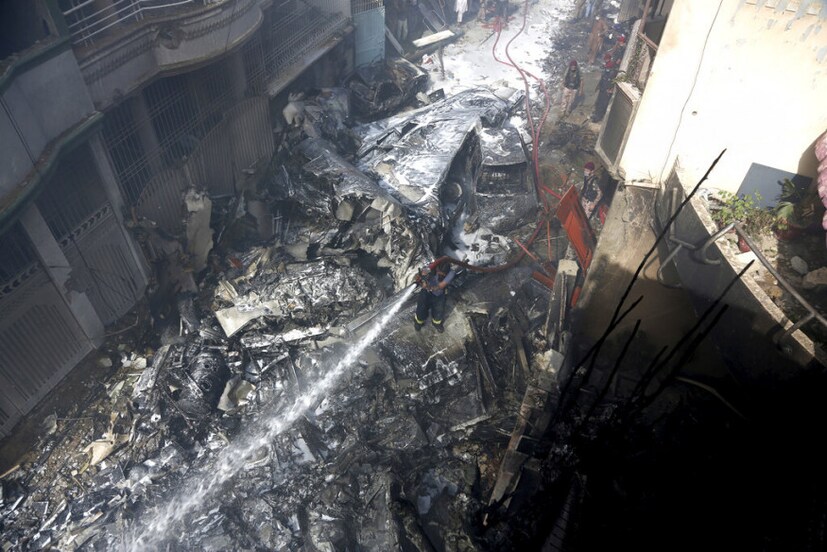  കോ​ള​നി​യി​ലെ​ ​നി​ര​വ​ധി​ ​വീ​ടു​ക​ളും​ ​കാ​റു​ക​ൾ​ ​ഉ​ൾ​പ്പെ​ടെ​യു​ള്ള​ ​വാ​ഹ​ന​ങ്ങ​ളും​ ​ത​ക​ർ​ന്നു​ ​തീ​പി​ടി​ച്ചു.​ വീ​ടു​ക​ളു​ടെ​ ​അ​വ​ശി​ഷ്‌​ട​ങ്ങ​ൾ​ക്ക​ടി​യി​ൽ​ ​ആ​ളു​ക​ളും​ ​മൃ​ത​ദേ​ഹ​ങ്ങ​ളും​ ​കു​ടു​ങ്ങി.​ ​