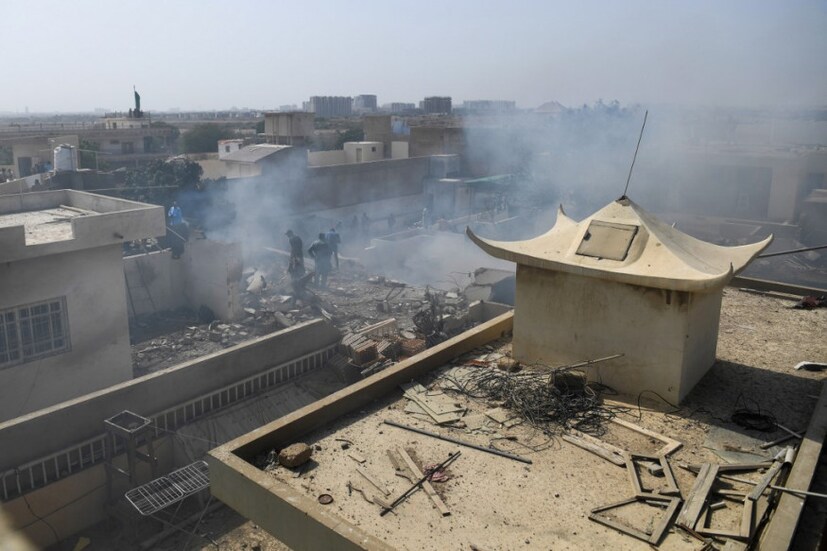 കറാച്ചി: പാകിസ്ഥാൻ ഇന്റർനാഷണൽ എയർലൈൻസിന്റെ എയർബസ് എ 320 വിമാനം കറാച്ചി വിമാനത്താവളത്തിൽ ലാൻഡ് ചെയ്യുന്നതിന് തൊട്ടു മുമ്പ് തകർന്നുവീണത് ഹൗസിംഗ് കോളനിയിൽ. 91 യാത്രക്കാരും ഏഴ് ജീവനക്കാരുമാണ് വിമാനത്തിലുണ്ടായിരുന്നതെന്നാണ് ഒടുവിലത്തെ റിപ്പോർട്ട്. കറാച്ചി: പാകിസ്ഥാൻ ഇന്റർനാഷണൽ എയർലൈൻസിന്റെ എയർബസ് എ 320 വിമാനം കറാച്ചി വിമാനത്താവളത്തിൽ ലാൻഡ് ചെയ്യുന്നതിന് തൊട്ടു മുമ്പ് തകർന്നുവീണത് ഹൗസിംഗ് കോളനിയിൽ. 91 യാത്രക്കാരും ഏഴ് ജീവനക്കാരുമാണ് വിമാനത്തിലുണ്ടായിരുന്നതെന്നാണ് ഒടുവിലത്തെ റിപ്പോർട്ട്.