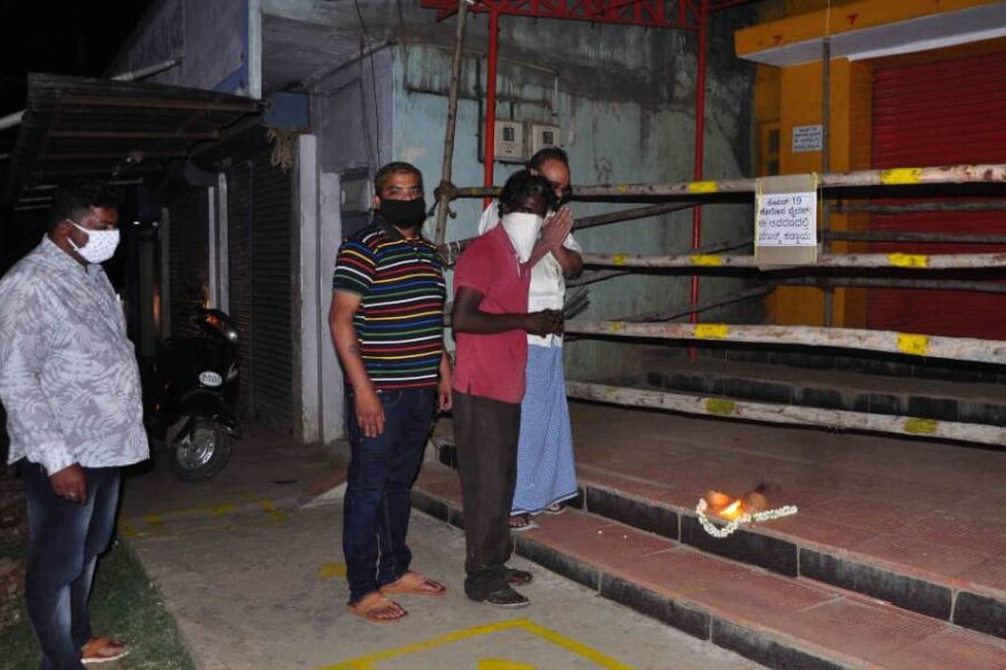  കർണാടകയിൽ ഹോട്ട് സ്പോട്ടുകൾ ഒഴികെയുള്ളിടത്ത് രാവിലെ ഒമ്പതുമുതൽ രാത്രി ഏഴുവരെ മദ്യഷോപ്പുകൾ തുറന്നു. ഒരു കിലോമീറ്റർ നീണ്ട നിര മദ്യം വാങ്ങുന്നതിനായി ചില സ്ഥലങ്ങളിൽ ദൃശ്യമായി. മദ്യഷോപ്പുകൾ തുറക്കുന്നതിന് മുന്നോടിയായി സംസ്ഥാനത്ത് ചിലയിടങ്ങളിൽ പൂജ നടക്കുകയുണ്ടാടി.  ആറടി അകലവും ഒരേസമയം അഞ്ചുപേർ, മാസ്ക്ക് ധരിക്കണം തുടങ്ങിയ നിർദേശങ്ങൾ കർശനമായി നടപ്പാക്കും.