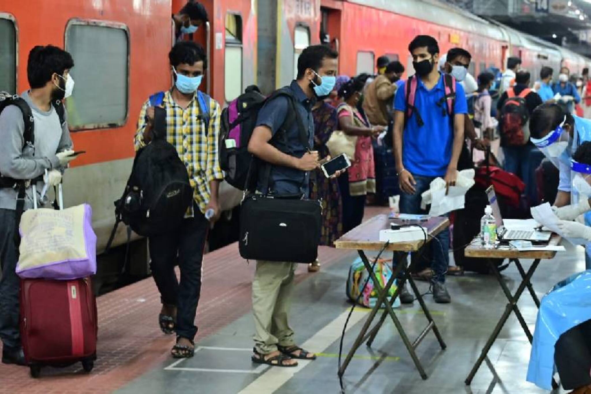 ഡൽഹിയിൽ നിന്നുള്ള ആദ്യ ട്രെയിൻ തിരുവനന്തപുരത്തെത്തി; കോഴിക്കോട് ഇറങ്ങിയ 6പേർക്ക് രോഗലക്ഷണം