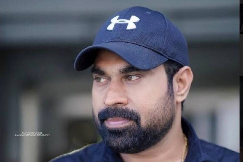  കുട്ടിക്കാലത്തൊരിക്കലും അച്ഛൻ 'മോനേ' എന്ന് വിളിക്കുകയോ കെട്ടിപ്പിടിച്ചൊരു ഉമ്മ തരികയോ ചെയ്തിട്ടില്ല എന്ന് സുരാജ് ഓർക്കുന്നു. ചെറിയ പ്രായത്തിൽ കൂട്ടുകാരുടെ വീട്ടിൽ പോകുമ്പോൾ അവരുടെ അച്ഛന്മാർ മോനേ എന്ന് വിളിക്കുന്നതും മുത്തംകൊടുക്കുന്നതും കാണുന്നുമുണ്ട്