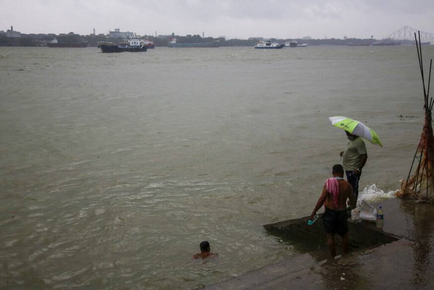  ശക്തമായ കാറ്റും മഴയും നാലുമണിക്കൂർ കൂടി നീണ്ടുനിൽക്കുമെന്നാണ് കാലാവസ്ഥാ പ്രവചനം. പശ്ചിമബംഗാളിലെ അഞ്ചുലക്ഷം പേരെയും ഒഡീഷയിലെ അരലക്ഷം പേരെയും സൈക്ലോൺ കേന്ദ്രങ്ങളിലേക്ക് മാറ്റിയിട്ടുണ്ട്.