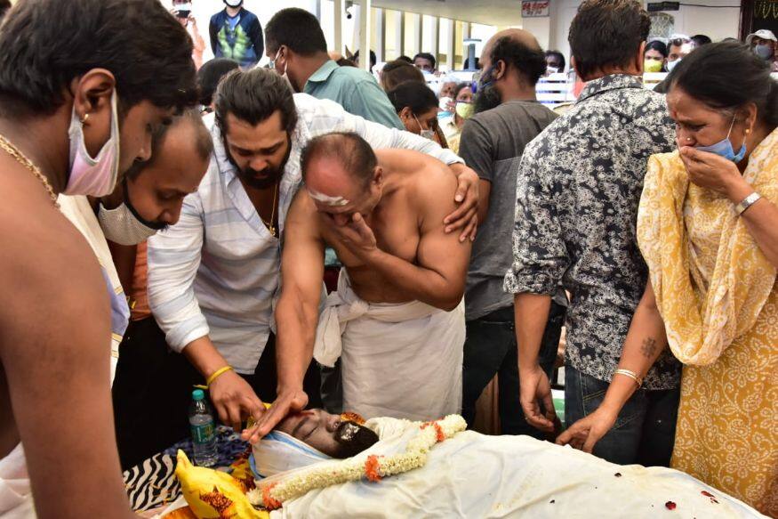 ചിരഞ്ജീവി സർജയുടെ സഹോദരനും നടനുമായ ധ്രുവ സർജയുടെ ബംഗളൂരുവിലുള്ള ഫാം ഹൗസിലാണ് സംസ്കാര ചടങ്ങുകൾ നടന്നത് (Image: Amlan Paliwal) ചിരഞ്ജീവി സർജയുടെ സഹോദരനും നടനുമായ ധ്രുവ സർജയുടെ ബംഗളൂരുവിലുള്ള ഫാം ഹൗസിലാണ് സംസ്കാര ചടങ്ങുകൾ നടന്നത് (Image: Amlan Paliwal)