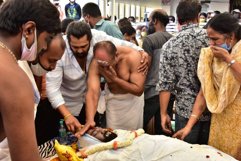  ചിരഞ്ജീവി സർജയുടെ സഹോദരനും നടനുമായ ധ്രുവ സർജയുടെ ബംഗളൂരുവിലുള്ള ഫാം ഹൗസിലാണ് സംസ്കാര ചടങ്ങുകൾ നടന്നത്  (Image: Amlan Paliwal)
