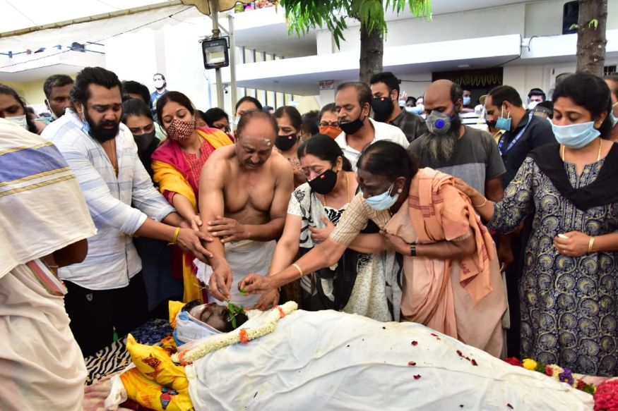  ചിരഞ്ജിവിക്ക് അന്തിമോപചാരം അർപ്പിക്കുന്ന കുടുംബാംഗങ്ങൾ   (Image: Amlan Paliwal)