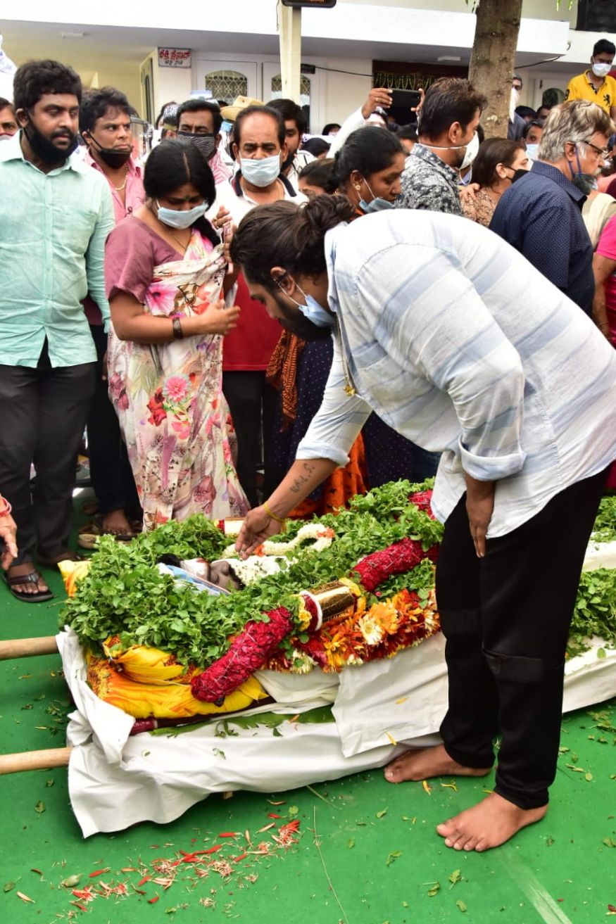  ചിരഞ്ജിവിക്ക് അന്തിമോപചാരം അർപ്പിക്കുന്ന സഹോദരന്‍ ധ്രുവ   (Image: Amlan Paliwal)