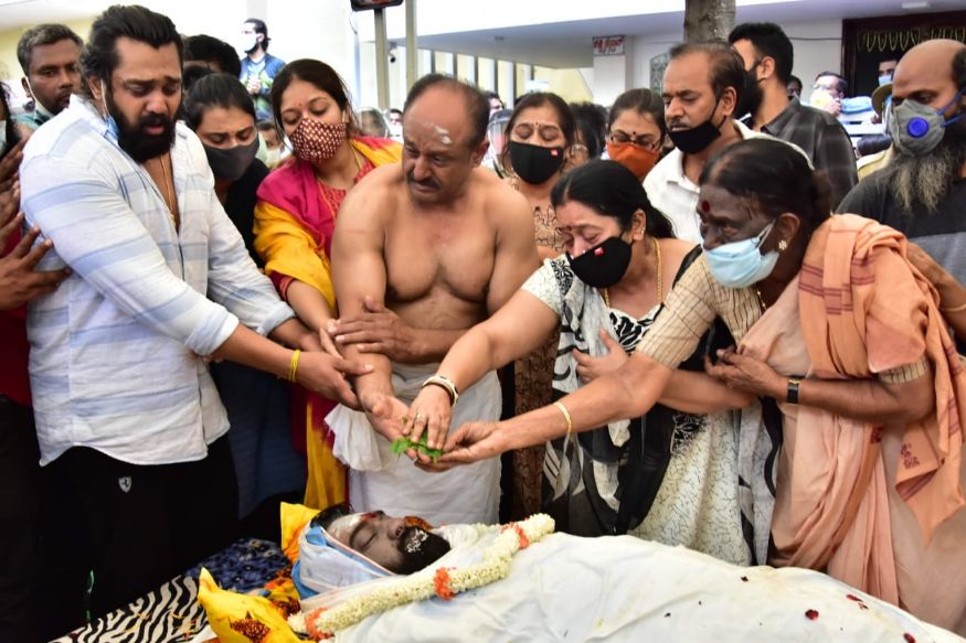  ചിരഞ്ജിവിക്ക് അന്തിമോപചാരം അർപ്പിക്കുന്ന കുടുംബാംഗങ്ങൾ   (Image: Amlan Paliwal)