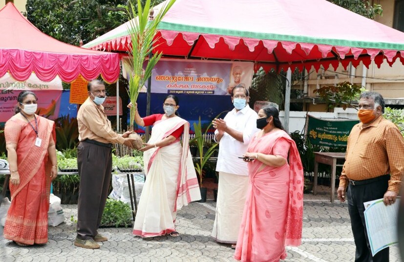  ഉദ്യോഗസ്ഥരും പൊലീസും ചേർന്ന് ഏറെ പണിപ്പെട്ട് കൂടി നിന്നവരെ ഗേറ്റിന് പുറത്താക്കി. അതിനു ശേഷം തിരിച്ചെത്തിയ മന്ത്രി ഞാറ്റുവേല ചന്ത ഉദ്ഘാടനം ചെയ്തു. മേയറും ഡെപ്യൂട്ടി മേയറും മന്ത്രിയുമടക്കം അഞ്ചുപേർ മാത്രമാണ് ഉദ്ഘാടന ചടങ്ങിൽ പങ്കെടുത്തത്. എന്നാൽ മന്ത്രി പോയതിനു പിന്നാലേ വീണ്ടും പഴയ ആൾക്കൂട്ടമായി.