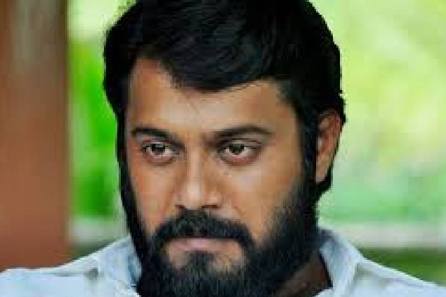 ആർക്കെങ്കിലും ഒരു അത്യാവശ്യം വന്നാലോ എന്നുകരുതിയാണ് രാത്രിയിൽ ഫോണ് അടുത്ത് വെക്കുന്നത്. എനിക്ക് രാത്രി ഉറങ്ങാന് കഴിഞ്ഞില്ല. ആരാധകരും സുഹൃത്തുക്കളും സിനിമയിലെ സുഹൃത്തുക്കളുമൊക്കെ സമയം നോക്കാതെ എന്നെ വിളിച്ചുകൊണ്ടിരുന്നു. വെളുപ്പിന് നാലു മണിക്ക് ഞാന് ഉറങ്ങിപ്പോയി... ആർക്കെങ്കിലും ഒരു അത്യാവശ്യം വന്നാലോ എന്നുകരുതിയാണ് രാത്രിയിൽ ഫോണ് അടുത്ത് വെക്കുന്നത്. എനിക്ക് രാത്രി ഉറങ്ങാന് കഴിഞ്ഞില്ല. ആരാധകരും സുഹൃത്തുക്കളും സിനിമയിലെ സുഹൃത്തുക്കളുമൊക്കെ സമയം നോക്കാതെ എന്നെ വിളിച്ചുകൊണ്ടിരുന്നു. വെളുപ്പിന് നാലു മണിക്ക് ഞാന് ഉറങ്ങിപ്പോയി...