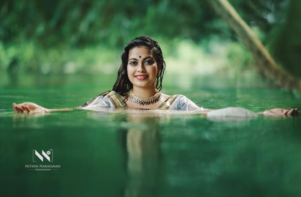  പൊയ്കയില്‍ കുളിര്‍പൊയ്കയില്‍, പൊന്‍വെയില്‍ നീരാടുംനേരം, പൂക്കണ്ണുമായി നില്‍ക്കുന്നുവോ തീരത്തെ മന്ദാരം... എന്ന ക്യാപ്ഷനോട് കൂടിയാണ് അനുശ്രീ സമൂഹമാധ്യമങ്ങളിൽ ചിത്രങ്ങൾ പങ്കുവെച്ചിരിക്കുന്നത്. നിതിന്‍ നാരായണനാണ് ചിത്രങ്ങള്‍ പകര്‍ത്തിയിരിക്കുന്നത്.