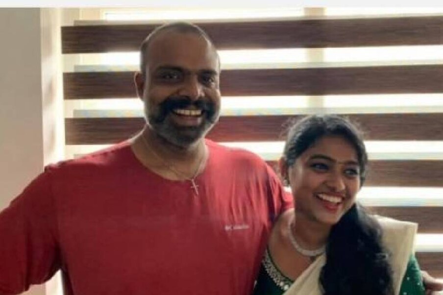  'സൗഹൃദം വളർന്നു എപ്പോഴോ പ്രണയമായി മാറി. വിട്ടു പോകില്ല എന്ന് തോന്നിയപ്പോൾ വിവാഹിതരാകാൻ തീരുമാനിച്ചു. കല്യാണം കഴിഞ്ഞപ്പോഴാണ് ആദ്യം പ്രണയം പറഞ്ഞത് ആരാണെന്നുള്ള ചോദ്യം ഞങ്ങൾക്കിടയിൽ വന്നത്. അതിനെ പറ്റിയുള്ള ചർച്ച നടന്നു കൊണ്ടിരിക്കുകയാണ്. അതൊരു കുടുംബകലഹത്തിലേക്ക് പോകും എന്ന് തോന്നിയപ്പോൾ നിർത്തി. ആര് ആദ്യം പറഞ്ഞാലും ഞാനും അവളും പെട്ടു. അതാണ് സത്യം...