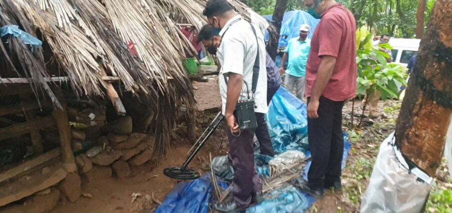  സ്ഫോടക വസ്തു സൂക്ഷിച്ച സ്ഥലം അന്വേഷണ സംഘം പരിശോധിക്കുന്നു.