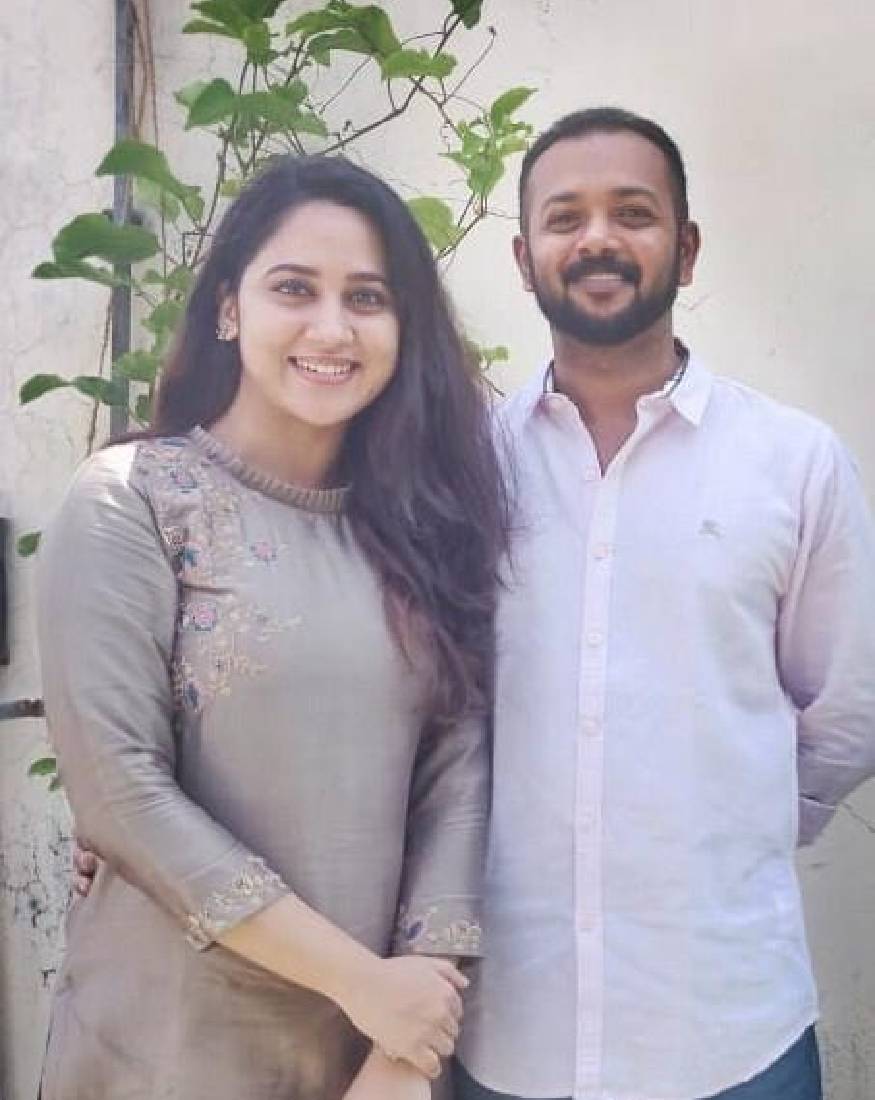 കൺസ്ട്രഷൻ കമ്പനി ഉടമയാണ് അശ്വിൻ. ലോക്ക്ഡൗൺ ആരംഭിക്കും മുൻപേ നിശ്ചയിച്ച പ്രാകാരമാണ് നിശ്ചയവും വിവാഹവുമെന്നു റിപ്പോർട്ട് കൺസ്ട്രഷൻ കമ്പനി ഉടമയാണ് അശ്വിൻ. ലോക്ക്ഡൗൺ ആരംഭിക്കും മുൻപേ നിശ്ചയിച്ച പ്രാകാരമാണ് നിശ്ചയവും വിവാഹവുമെന്നു റിപ്പോർട്ട്