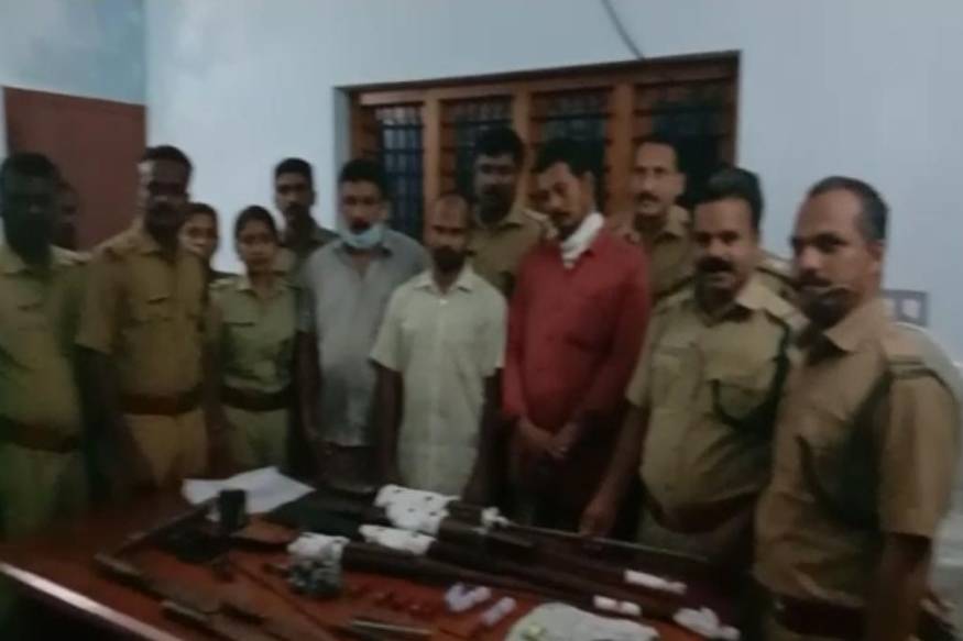  നിലമ്പൂർ വനമേഖലയിൽ നിന്നുംനായാട്ടുസംഘത്തെ പിടികൂടി. എടവണ്ണ ഫോറസ്റ്റ് റേഞ്ചിന്റെ പരിധിയിലുള്ള അകമ്പാടം-പെരുവമ്പാടം-മൂലേപ്പാടം ഭാഗങ്ങളിൽ നായാട്ട് നടത്തി വന്നിരുന്ന സംഘത്തിലെ നിലമ്പൂർ സ്വദേശികളായ നാലു പേരെ ആണ് വനംവകുപ്പ് അറസ്റ്റ് ചെയ്തത്.