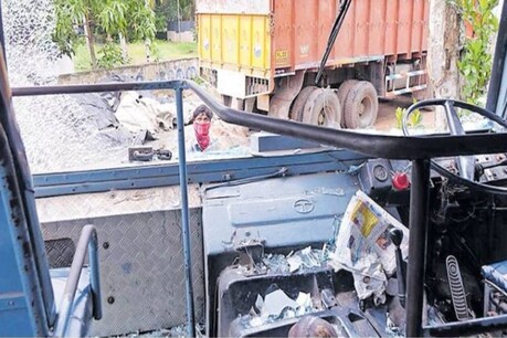 Freak Accident തെങ്ങ് ചതിച്ചു! ബസിന്റെ ചില്ലില് തേങ്ങവീണു; KSRTC ഡ്രൈവർക്ക് പരിക്ക് Freak Accident തെങ്ങ് ചതിച്ചു! ബസിന്റെ ചില്ലില് തേങ്ങവീണു; KSRTC ഡ്രൈവർക്ക് പരിക്ക്