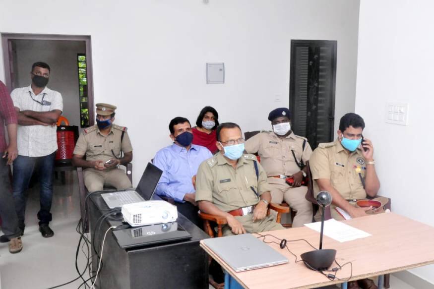 സ്റ്റേഷനിലെത്തുന്ന കുട്ടികളുമായി സംവദിക്കാൻ പ്രത്യേക പരിശീലനം ലഭിച്ച രണ്ട് ഉദ്യോഗസ്ഥരെയും നിയമിച്ചിട്ടുണ്ട്. വിദ്യാർത്ഥികൾക്കും രക്ഷിതാക്കൾക്കും പൊതു ജനങ്ങൾക്കും സ്റ്റേഷൻ സന്ദർശിക്കാനും സമയം ചിലവഴിക്കാനും കഴിയും. സ്റ്റേഷനിലെത്തുന്ന കുട്ടികളുമായി സംവദിക്കാൻ പ്രത്യേക പരിശീലനം ലഭിച്ച രണ്ട് ഉദ്യോഗസ്ഥരെയും നിയമിച്ചിട്ടുണ്ട്. വിദ്യാർത്ഥികൾക്കും രക്ഷിതാക്കൾക്കും പൊതു ജനങ്ങൾക്കും സ്റ്റേഷൻ സന്ദർശിക്കാനും സമയം ചിലവഴിക്കാനും കഴിയും.