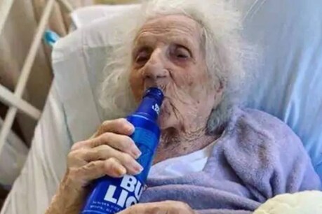 'ഒരു ചിൽഡ് ബിയർ ആയാലോ'? പറയുന്നത് ലാലേട്ടനല്ല കോവിഡ് മാറിയ 103 വയസുളള മുത്തശ്ശി