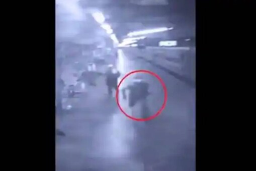 Screengrab of the video showing the constable running after the train.