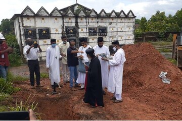 കോവിഡ് ബാധിച്ച് മരിച്ച വൈദികന്റെ മൃതദേഹം സംസ്കരിച്ചു; പ്രതിഷേധവുമായി നാട്ടുകാർ