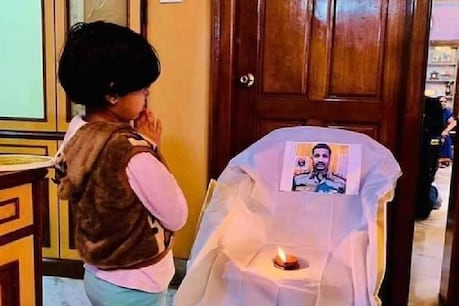 India China Border Standoff വീരമൃത്യുവരിച്ച ജവാന്റെ ചിത്രത്തിനു മുന്നിൽ തൊഴുകൈയുമായി; രാജ്യത്തിനു മുഴുവൻ നൊമ്പരമായി ഒരു ചിത്രം India China Border Standoff വീരമൃത്യുവരിച്ച ജവാന്റെ ചിത്രത്തിനു മുന്നിൽ തൊഴുകൈയുമായി; രാജ്യത്തിനു മുഴുവൻ നൊമ്പരമായി ഒരു ചിത്രം