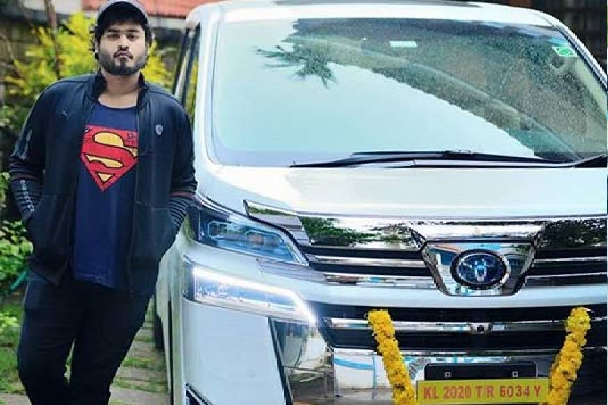 മോഹന്ലാലിന് പിന്നാലെ ടൊയോട്ടയുടെ ആഡംബര വാഹനമായ എംപിവി സ്വന്തമാക്കി സുരേഷ് ഗോപി. സുരേഷ് ഗോപിയുടെ മകൻ ഗോകുല് സുരേഷാണ് ടൊയോട്ട വെല്ഫയറിനൊപ്പം നിൽക്കുന്ന ചിത്രം പോസ്റ്റ് ചെയ്തത്. ഫെബ്രുവരി 26നാണ് ഇന്ത്യന് വെൽഫെയർ വിപണിയിലെത്തിയത്. മോഹന്ലാലിന് പിന്നാലെ ടൊയോട്ടയുടെ ആഡംബര വാഹനമായ എംപിവി സ്വന്തമാക്കി സുരേഷ് ഗോപി. സുരേഷ് ഗോപിയുടെ മകൻ ഗോകുല് സുരേഷാണ് ടൊയോട്ട വെല്ഫയറിനൊപ്പം നിൽക്കുന്ന ചിത്രം പോസ്റ്റ് ചെയ്തത്. ഫെബ്രുവരി 26നാണ് ഇന്ത്യന് വെൽഫെയർ വിപണിയിലെത്തിയത്.