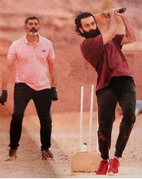  ഇപ്പോൾ സോഷ്യൽ മീഡിയയിൽ പ്രചരിക്കുന്ന ഈ ചിത്രം കണ്ടാൽ ഒരുകാര്യം  വ്യക്തം. അത് പറയും മുൻപ് പൃഥ്വിരാജ് മടങ്ങിയെത്തിയ ശേഷം പോസ്റ്റ് ചെയ്ത 'ജിം ബോഡി' ചിത്രം കൂടി നോക്കണം