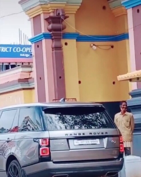 പൃഥ്വിയെ കണ്ടതും തൊട്ടടുത്ത് നിന്ന് തന്നെ ഒരു ചിരി പാസാക്കുന്ന നാട്ടുകാരനെയും കാണാം