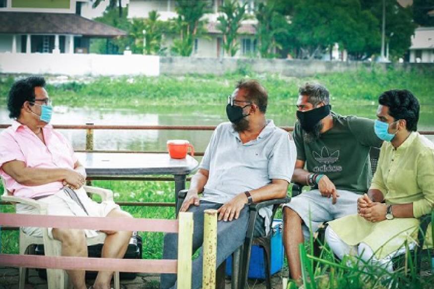 ബാലു വർഗീസ് നായക വേഷത്തിൽ എത്തുന്ന ചിത്രത്തിൽ ഇന്നസെന്റ്, മുകേഷ്, അജു വർഗീസ്, സുരേഷ് കൃഷ്ണ എന്നിവർ മറ്റ് പ്രധാന വേഷങ്ങളിൽ എത്തുന്നു ബാലു വർഗീസ് നായക വേഷത്തിൽ എത്തുന്ന ചിത്രത്തിൽ ഇന്നസെന്റ്, മുകേഷ്, അജു വർഗീസ്, സുരേഷ് കൃഷ്ണ എന്നിവർ മറ്റ് പ്രധാന വേഷങ്ങളിൽ എത്തുന്നു