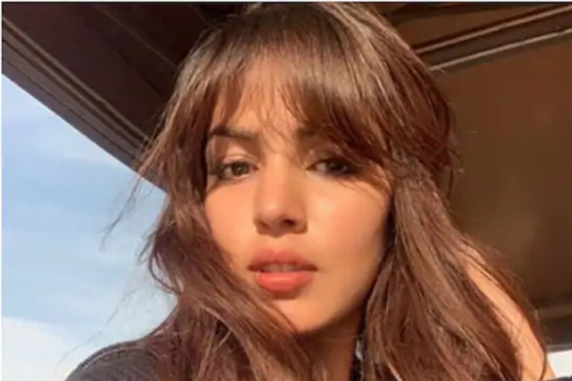  അതേസമയം സുശാന്തുമായി പ്രണയത്തിലായിരുന്നുവെന്നും ഇരുവരും നവംബറിൽ വിവാഹിതരാകാൻ തീരുമാനിച്ചിരുന്നുവെന്നും റിയ ചോദ്യം ചെയ്യലിൽ വ്യക്തമാക്കിയതായാണ് വിവരം.