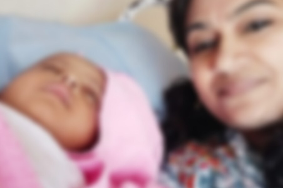  അച്ഛനും അമ്മയും പോസിറ്റീവ് ആകും വരെ കൂടെക്കഴിഞ്ഞ കുഞ്ഞിനെ ആര് ഏറ്റെടുക്കുമെന്നത് ആരോഗ്യ വകുപ്പിന് ആശങ്കയും വെല്ലുവിളിയുമായി. രണ്ടു ദിവസം പല തലത്തിൽ അന്വേഷണങ്ങൾ നടന്നു.