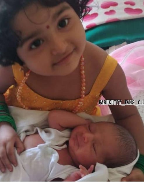  കുഞ്ഞനിയനെ അത്ഭുതത്തോടെ നോക്കിയും, മടിയിൽ ഇരുത്തി കൊഞ്ചിച്ചും കളിപ്പിച്ചും ഇരിക്കുന്ന പാറുകുട്ടിയുടെ ചിത്രങ്ങൾ സോഷ്യൽ മീഡിയയിൽ വൈറലാവുകയാണ് (ചിത്രം: പാറുക്കുട്ടി ഫാൻസ്‌ ക്ലബ്)