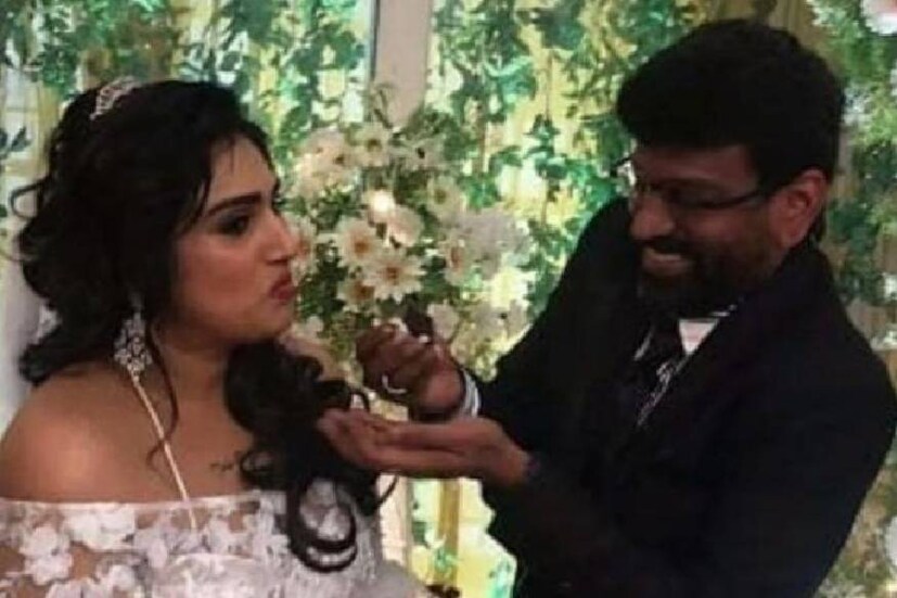  പീറ്റർ പോളുമായുള്ള വിവാഹത്തിൽ തനിക്ക് രണ്ടു കുട്ടികളുണ്ട്. ചില അഭിപ്രായ ഭിന്നതകളുടെ പേരിൽ കഴിഞ്ഞ ഏഴു വർഷങ്ങളായി പിരിഞ്ഞു താമസിക്കുകയാണ്. ഔദ്യോഗികമായി വിവാഹമോചനം നേടാതെയാണ് പീറ്റർ വനിതയെ വിവാഹം ചെയ്തതെന്ന് ഇവർ ആരോപിച്ചു