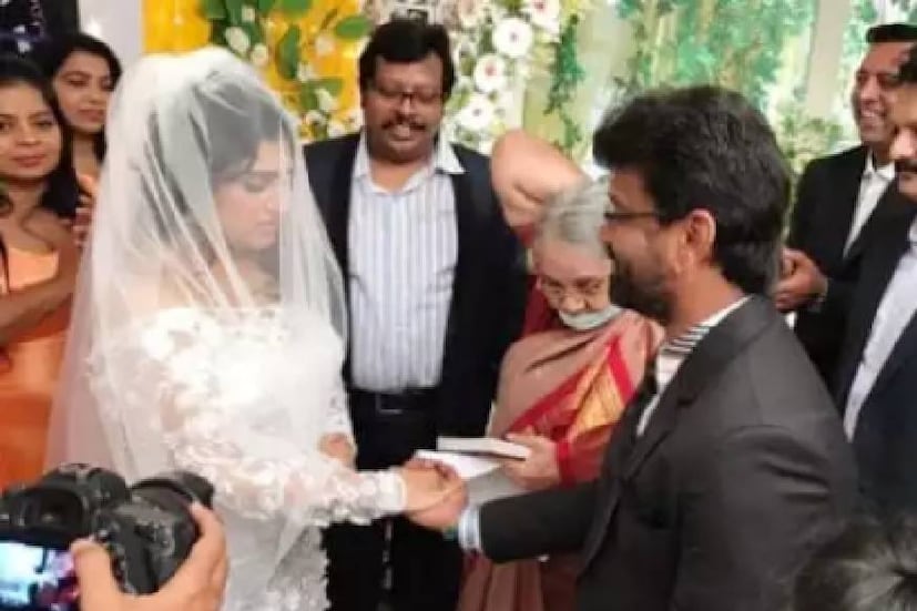  പീറ്റർ പോളുമായുള്ളത് വനിതയുടെ മൂന്നാം വിവാഹമായിരുന്നു. വിവാഹത്തെ തുടർന്ന് പീറ്ററുമായി അകന്നു കഴിയുന്ന ആദ്യ ഭാര്യ എലിസബത്ത് ഹെലൻ ചെന്നൈ വടപളനി പോലീസ് സ്റ്റേഷനിൽ പരാതി നൽകി