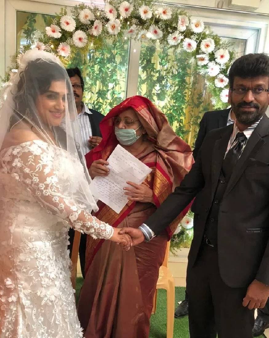 പീറ്റർ പോളുമായുള്ള വിവാഹത്തിൽ തനിക്ക് രണ്ടു കുട്ടികളുണ്ട്. ചില അഭിപ്രായ ഭിന്നതകളുടെ പേരിൽ കഴിഞ്ഞ ഏഴു വർഷങ്ങളായി പിരിഞ്ഞു താമസിക്കുകയാണ് എന്നിവർ പറയുന്നു. മറ്റൊരു ഗുരുതര ആരോപണം കൂടി ഇവർ ഉയർത്തുന്നു: പീറ്റർ പോളുമായുള്ള വിവാഹത്തിൽ തനിക്ക് രണ്ടു കുട്ടികളുണ്ട്. ചില അഭിപ്രായ ഭിന്നതകളുടെ പേരിൽ കഴിഞ്ഞ ഏഴു വർഷങ്ങളായി പിരിഞ്ഞു താമസിക്കുകയാണ് എന്നിവർ പറയുന്നു. മറ്റൊരു ഗുരുതര ആരോപണം കൂടി ഇവർ ഉയർത്തുന്നു: