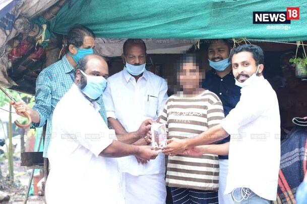 Online Class | ഓൺലൈൻ പഠനത്തിന് സൗകര്യമില്ല; വിദ്യാര്‍ഥിക്ക് സ്മാർട്ട്ഫോൺ നൽകി കെ.എസ്.യു