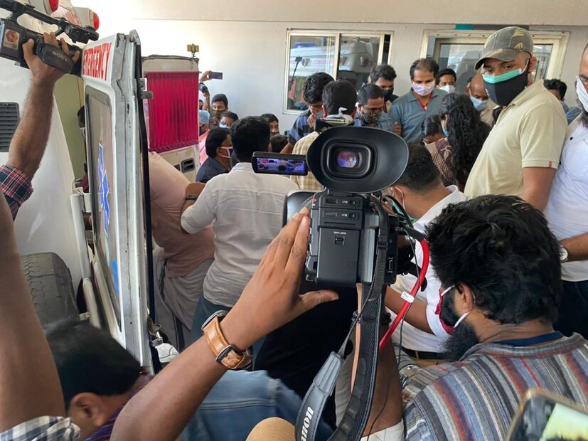 കോഴിക്കോട്: പെൺകുഞ്ഞിനു ജന്മം നൽകിയ സന്തോഷകരമായ നിമിഷങ്ങൾക്കൊടുവിൽ പ്രിയതമന്റെ വിയോഗ വാർത്ത ആതിരയും അറിഞ്ഞു. കോഴിക്കോട്: പെൺകുഞ്ഞിനു ജന്മം നൽകിയ സന്തോഷകരമായ നിമിഷങ്ങൾക്കൊടുവിൽ പ്രിയതമന്റെ വിയോഗ വാർത്ത ആതിരയും അറിഞ്ഞു.