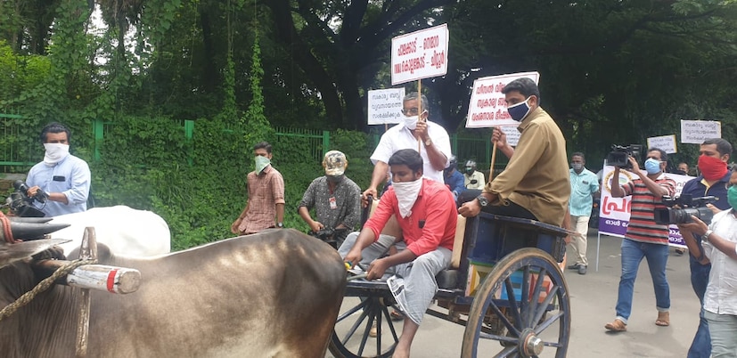  സർവ്വീസുകൾ കനത്ത നഷ്ടത്തിലാണെന്നും ബസ് ചാർജ് വർധിപ്പിയ്ക്കണമെന്നും ഇവർ ആവശ്യപ്പെട്ടു.