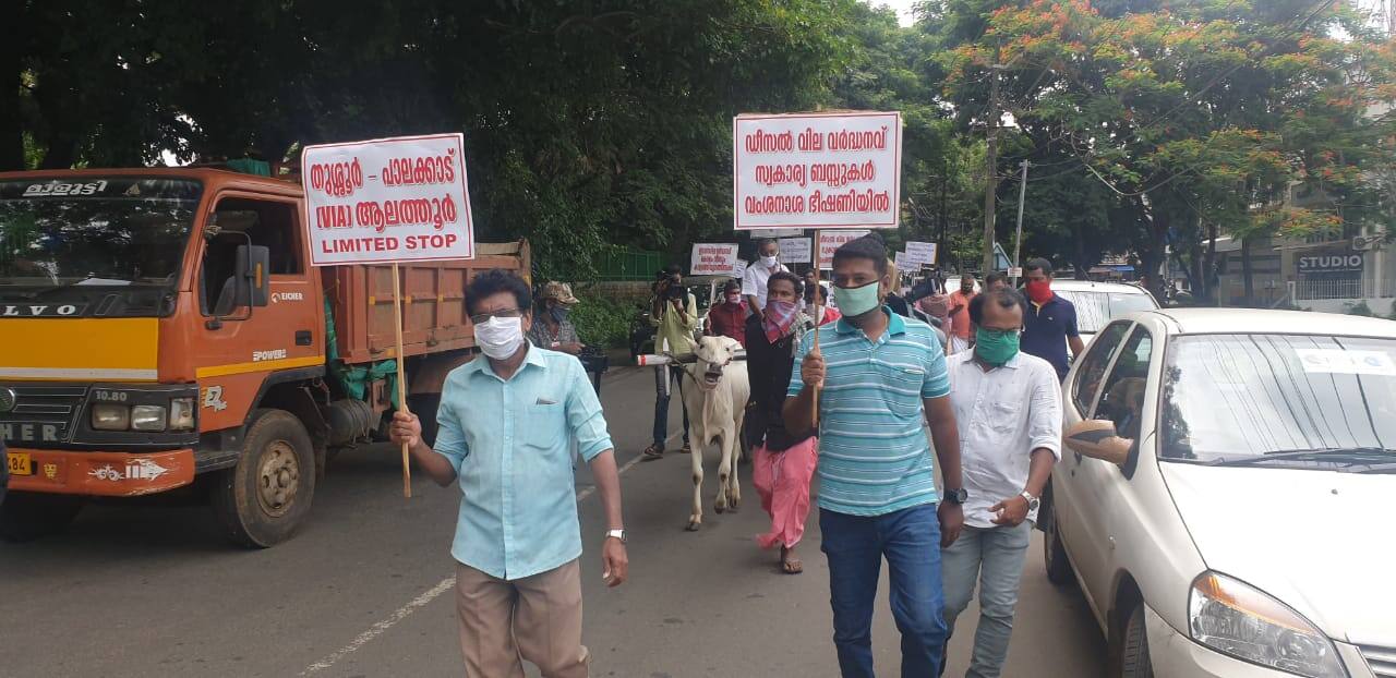 സിവിൽ സ്റ്റേഷന് മുന്നിൽ നിന്നും പാലക്കാട് ഹെഡ് പോസ്റ്റ് ഓഫീസിലേയ്ക്ക് കാളവണ്ടി ഓടിച്ചാണ് പ്രതിഷേധം സംഘടിപ്പിച്ചത്. സിവിൽ സ്റ്റേഷന് മുന്നിൽ നിന്നും പാലക്കാട് ഹെഡ് പോസ്റ്റ് ഓഫീസിലേയ്ക്ക് കാളവണ്ടി ഓടിച്ചാണ് പ്രതിഷേധം സംഘടിപ്പിച്ചത്.