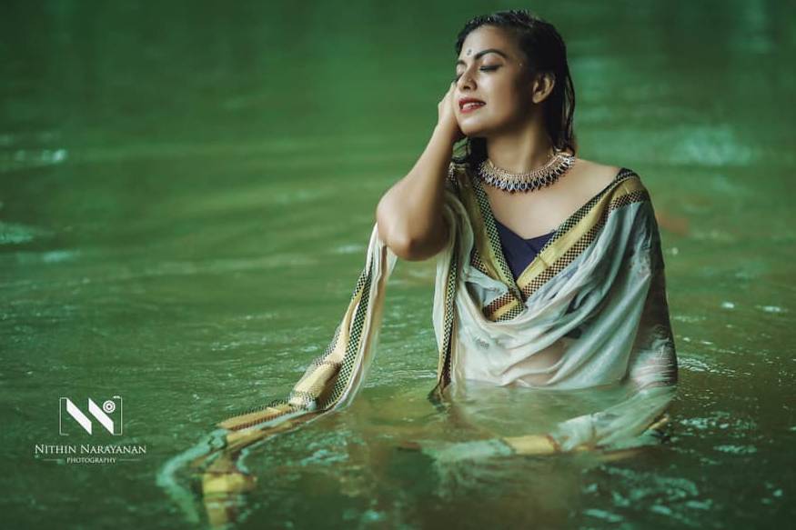  ആദ്യ ചിത്രത്തിൽ 'അരുണേട്ടാ' എന്ന വിളിയിലൂടെ പ്രേക്ഷകരുടെ മനസിൽ ഇടംനേടിയ താരമാണ് അനുശ്രീ. റിയാലിറ്റിഷോയിലൂടെ എത്തി തന്‍റേതായ ഇടം ഉറപ്പിക്കാൻ അനുശ്രീയ്ക്ക് സാധിച്ചു.