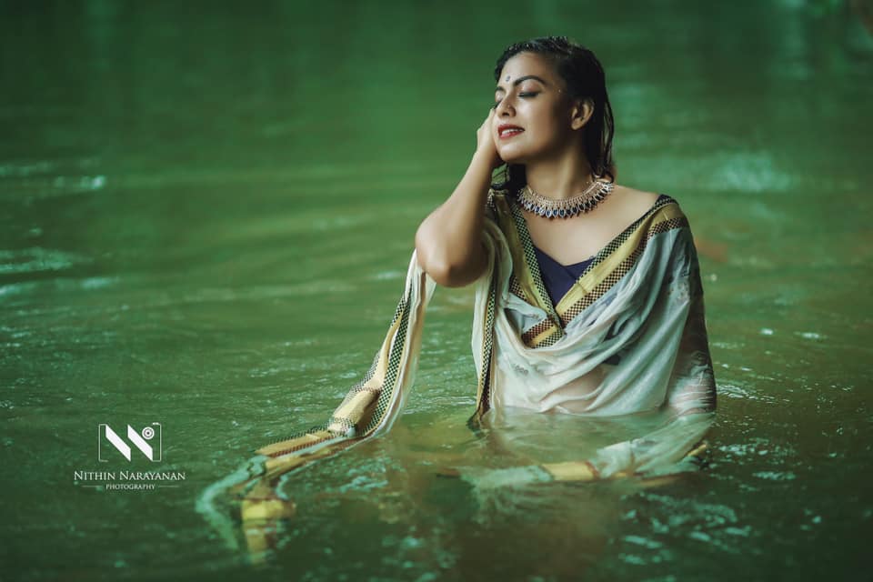  കോവിഡ് വ്യാപനത്തെ തുടർന്നുള്ള ലോക്ഡൗണിൽ സിനിമാ ചിത്രീകരണങ്ങളൊക്കെ നിർത്തിവെച്ചിരിക്കുന്നു. താരങ്ങളൊക്കെ കുടുംബത്തിനൊപ്പം വീടുകളിലാണ്. ഏതായാലും ഷൂട്ടിങ് ഇല്ലെങ്കിലും ലോക്ഡൗൺ കാലം വെറുതെ വിടാൻ ഒരുക്കമായിരുന്നില്ല നടി അനുശ്രീ. ഒന്നിനു പുറകെ ഒന്നായി വേറിട്ട ഫോട്ടോഷൂട്ടുകളുമായാണ് താരം ആരാധകരുടെ മനംകവർന്നത്. അനുശ്രീയുടെ പുതിയൊരു ഫോട്ടോഷൂട്ട് കൂടി പുറത്തുവന്നിരിക്കുന്നു.