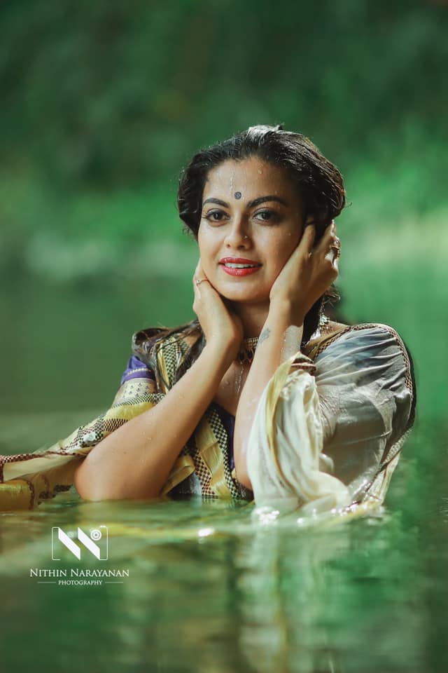  നേരത്തെ ബോൾഡ് ലുക്കിലുള്ള ഫോട്ടോഷൂട്ടിലാണ് അനുശ്രീ പ്രത്യക്ഷപ്പെട്ടത്. ഈ ചിത്രങ്ങളും സമൂഹമാധ്യമങ്ങളിൽ ആരാധകർ ഏറ്റുപിടിച്ചിരുന്നു.
