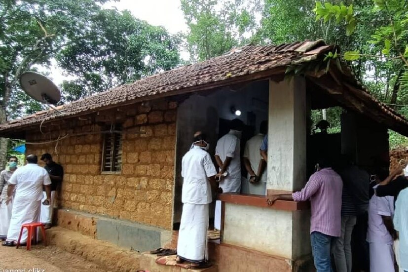  മലപ്പുറം ഇരിമ്പിളിയം തിരുനിലം കുളത്തിങ്ങല്‍ ബാലകൃഷ്ണന്‍ ഷീബ ദമ്പതികളുടെ മകള്‍ ദേവികയെയാണ് ഇന്നലെ വൈകിട്ട് അഞ്ചരയോടെയാണ് വീടിന് സമീപത്തെ ആളൊഴിഞ്ഞ വീടിന്റെ മുറ്റത്ത് മരിച്ച നിലയില്‍ കണ്ടെത്തിയത്. ഇരിമ്പിളിയം ഗവ. ഹയർസെക്കൻഡറി സ്കൂളിലെ ഒമ്പതാംക്ലാസ് വിദ്യാർഥിനിയാണ് മരണപ്പെട്ട ദേവിക.
