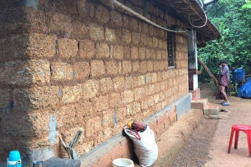  ഇന്നലെ അവളുടെ സ്കൂളിൽ പോയിർന്നു, അനിയത്തിയെ ചേർക്കാൻ..അപ്പോ മാഷുമ്മാര് കാര്യങ്ങള് ഒക്കെ വേഗം ശരിയാക്കാം എന്ന് പറഞ്ഞിരുന്നു. പക്ഷേ അവള്.... ഒന്നാം ദിവസത്തെ ക്ലാസ് പോയാൽ പിന്നെ എങ്ങനെ രണ്ടാം ദിവസത്തെ ക്ലാസ് മനസിലാക്കും എന്ന് അവള് അമ്മയോട്  ചോദിച്ചിരുന്നു...ബാലകൃഷ്ണൻ  പറഞ്ഞൊപ്പിച്ചു.